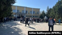 Баткен облустук музыкалык драма театрынын алдына чогулуп жаткандар. 2022-жылдын 28-сентябры.
