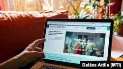 Nyíregyházán tölti ki épp valaki online a népszámlálási oldalt 2022. október 1-jén