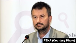 "Što se tiče nepravilnosti zabilježene su 104 slučaja težih povreda i kršenja Izbornog zakona", kazao je Dario Jovanović iz Koalicije "Pod lupom".