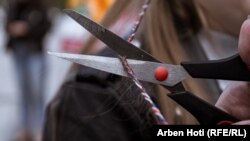 U znak solidarnosti sa Irankama, Erona Hajdari, 25 godina, kaže da je posle sedam godina isekla pletenicu.