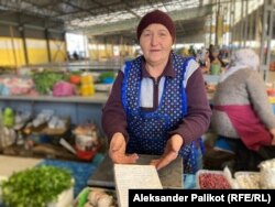 Tetyana duke shitur produktet e saj në treg.