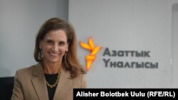 АКШнын мамкатчысынын жардамчысынын милдетин аткаруучу Элизабет Кеннеди Трюдо. 