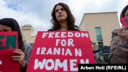 زنی با پوستری در یک تجمع اعتراضی در حمایت از زنان ایران که روی آن نوشته است: «آزادی برای زنان ایرانی»