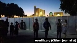 Металлическое ограждение на площади Регистан было установлено в середине июня этого года.