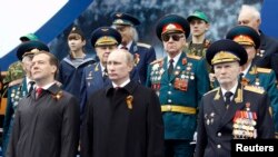 Сумні обличчя мілітаристського заходу. Путін та Медведєв в однакових плащах? Мосва. Парад. 9 травня 2022 року