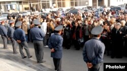 В среду десятки деятелей искусства и культуры собрались в центре столицы Армении с требованиями освободить главного редактора ежедневной газеты “Армянское время” Никола Пашиняна