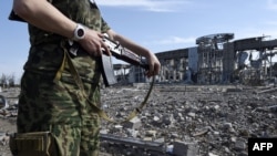 Боевик на территории уничтоженного Луганского аэропорта, сентябрь 2014 года