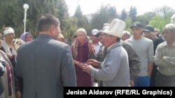 В центре Баткена собрались жители Кара-Бака 