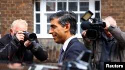 Фотографи снимат Риши Сунак близо до предизборния му щаб в Лондон, Великобритания, 24 октомври 2022 г.