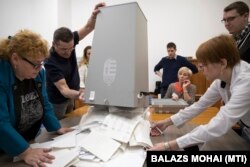 Szavazatszámláló bizottság a főváros 5. számú egyéni választókerületében, 2018. április 14-én.