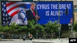 در آستانهٔ سفر ترامپ به اسرائیل، پوسترهایی با عنوان «کوروش کبیر زنده است؛ دونالد ترامپ»، برای استقبال از او در اورشلیم و تل‌آویو نصب شده است