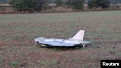 Пошкоджений безпілотник лежить після падіння у східнопольському селі Чосновка, 10 вересня 2025 року