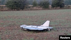 Пошкоджений дрон після падіння поблизу села Чоснувка на сході Польщі, 10 вересня 2025 року