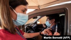 Речниця ВООЗ зазначила, що поки існує невизначеність щодо того, чи запобігає вакцинація поширенню вірусу