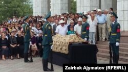 Абройлуу окумуштуу менен коштошуу зыйнаты Опера жана балет театрынын имаратында өттү. 