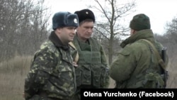 Командир української частини А-0883 Сергій Ковальчук (л) розмовляє з російськими військовими Сергієм Москаленком (у центрі) та Олександром Картавкіним (п). Керч, 5 березня 2014 року