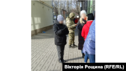 Російський окупант намагається підключитися до інтернету біля одного з відділень банку. В Бердянську повністю заглушений зв'язок. Березень 2022 року