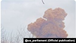 Над Рубіжним здіймається токсична хмара диму, 5 квітня 2022 року.