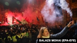 Donáth Anna egy kormányellenes tüntetésen Budapesten 2018. december 16-án