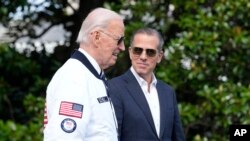 Президент США Джо Байден (ліворуч) зі своїм сином Гантером Байденом