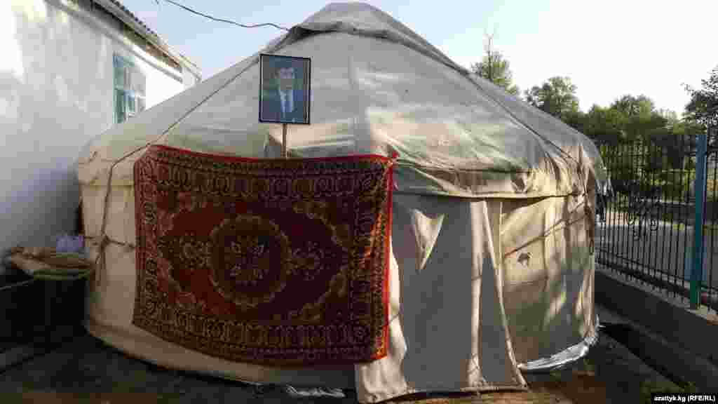 По данным МВД, продавцы кукурузы заметили в 20 метрах от пирса то погружающегося, то всплывающего человека. Они не придали этому значения, решив, что человек играет. Но когда заметили, что он всплыл на поверхность озера, сразу сообщили взрослым на пляже.