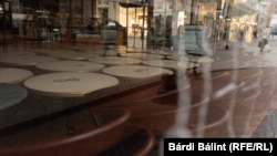 A kép illusztráció, a budapesti Vörösmarty téren készült 