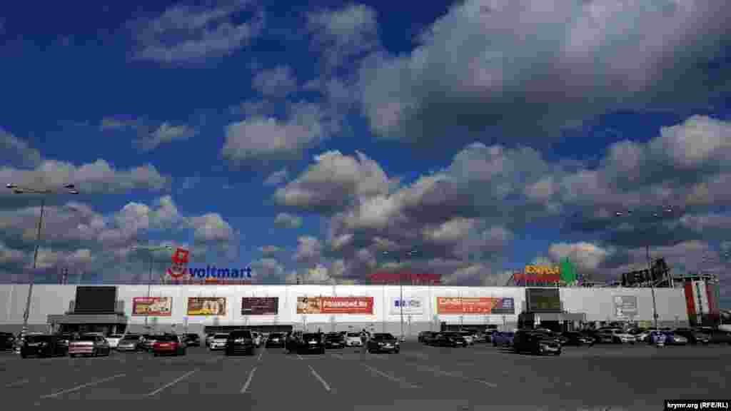 На парковці перед гіпермаркетом &laquo;Ашан&raquo; дуже багато вільних місць. Перша ознака відсутності звичного напливу відвідувачів