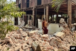 Буддистський монах біля пошкодженої будівлі на території монастиря після землетрусу у М’янмі, 28 березня 2025 року