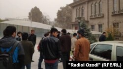 Таджикские студенты российских вузов собрались недалеко от здания посольства РФ в Таджикистане , 11 ноября 2020 года
