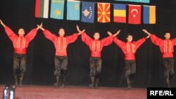 (архівна фотографі) Виступ кримсько-татарського фольклорного колективу 