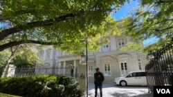 Имотът, свързан с Дерипаска, във Вашингтон беше обискиран от ФБР. През 2017 г. Вашингтон пост го свърза с олигарха