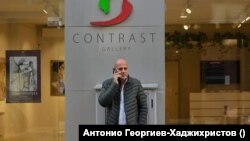 Стефан Чурчулиев в деня на откриването на изложбата си "Натюрмортът", галерия Контраст, София, 26.10.2021