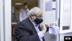 Министърът на околната среда и водите Асен Личев се ваксинира в четвъртък заедно с 38 служители от министерството