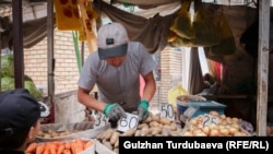 Бишкектеги базарлардын бири. 
