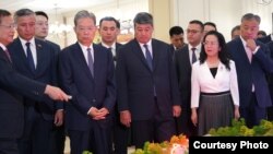 Бакыт Төрөбаев менен Чжао Лэцзи (ортодо)