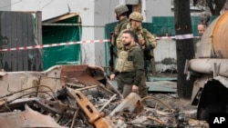 Украинскиот претседател Володимир Зеленски ги испитува местата на борбите во Буча, градот во близина на Киев на 4 април 2022 година, по извештаите за наводни злосторства извршени во Буча од страна на руските војници 