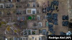 Imagine aeriană a cadavrelor recuperate de pe străzi/subsoluri/gropi comune, după ce au fost examinate de criminaliști și înainte de a fi înmormântate. 6 aprilie 2022, Bucea/regiunea Kiev.