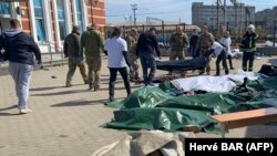 Краматорск темир жол бекетине урулган соккудан курман болгондор. 8-апрель, 2022-жыл.