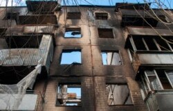 Lebombázott lakóépület Harkivban 2022. április 10-én