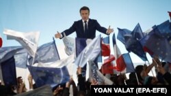 După numărarea a peste 97% din voturi, Emmanuel Macron se află pe primul loc cu aproape 28% din voturi. Contracandidata sa în turul II, ce va avea loc pe 24 aprilie, este naționalista Marine Le Pen, cu aprox. 23 din voturi.