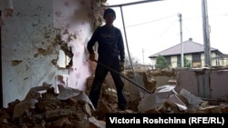 Мешканець Оріхова прибирає розвали будинку після обстрілу. Оріхів, Запорізька область, 3 березня 2022 року. Російські війська регулярно обстрілюють територію Запорізької області, зокрема Оріхів і Гуляйполе