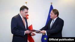 Еврокомиссар по вопросам расширения и политике соседства Оливер Вархеи передал главе МИД Грузии Илье Дарчиашвили опросник для начала переговоров по вступлению в ЕС