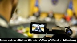 Kryeministri i Kosovës, Albin Kurti në fokusin e një kamere gjatë një mbledhjeje të Qeverisë së Kosovës.