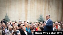 Lipsa unei delimitări în mesaj, dar și din punct de vedere financiar, între guvern și coaliția de guvernare, a fost în favoarea celei din urmă. Presa părtinitoare a contribuit și ea la victoria în alegeri lui Viktor Orban și a partidului său, spune OSCE. 