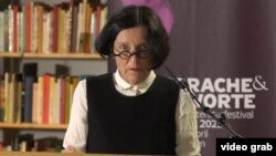 Laureata premiului Nobel pentru literatuă Herta Muller vorbind la „Zilele Erich Fried” de la Viena.