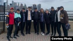 Кыргызстандык жаш балбан кыздар АКШда машыктыруучулары менен. 6-апрель, 2022-ж.