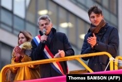 فابین روسل (وسط) به هنگام سخنرانی در یکی از تجمعات انتخاباتی در اول آوریل ۲۰۲۲