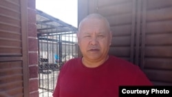 Нурнияз, индиялык студенттер жашаган көп батирлүү үйдүн администратору