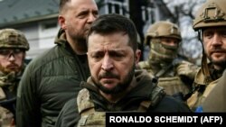 Volodimir Zelenski vorbind presei în 4 aprilie după ce a vizitat localitatea Bucea, regiunea Kiev, unde se relatează că sute de civili au fost uciși de trupele ruse. Pe 3 aprilie, președintele ucrainean a afirmat că conducerea rusă e responsabilă masacrul de la Bucea.