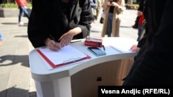 Građani ispisuju poruke mira prilikom obeležavanja 30. godina od početka rata u BiH i opsade sarajeva. Beograd, 6. april, 2022.